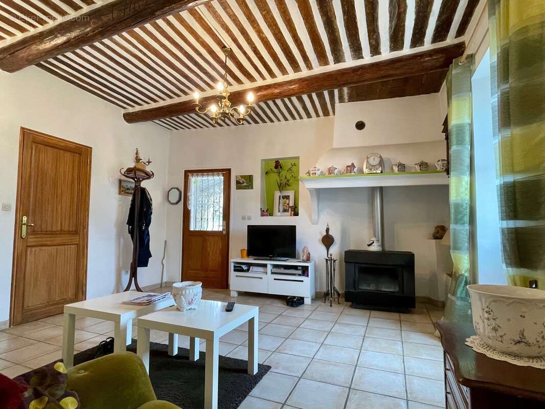 A vendre Bâtisse en pierre rénovée de 235 m² habitables et ses dépendances de 300 m2 - Terrain de 100 000,00 m² - photo 12