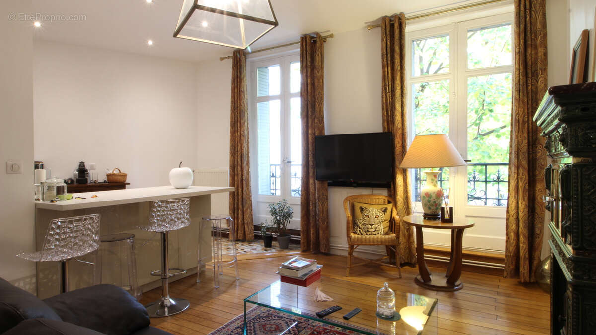 Bel appartement T2 avec ascenseur en centre-ville de Vichy avec cave et mansarde - photo 3