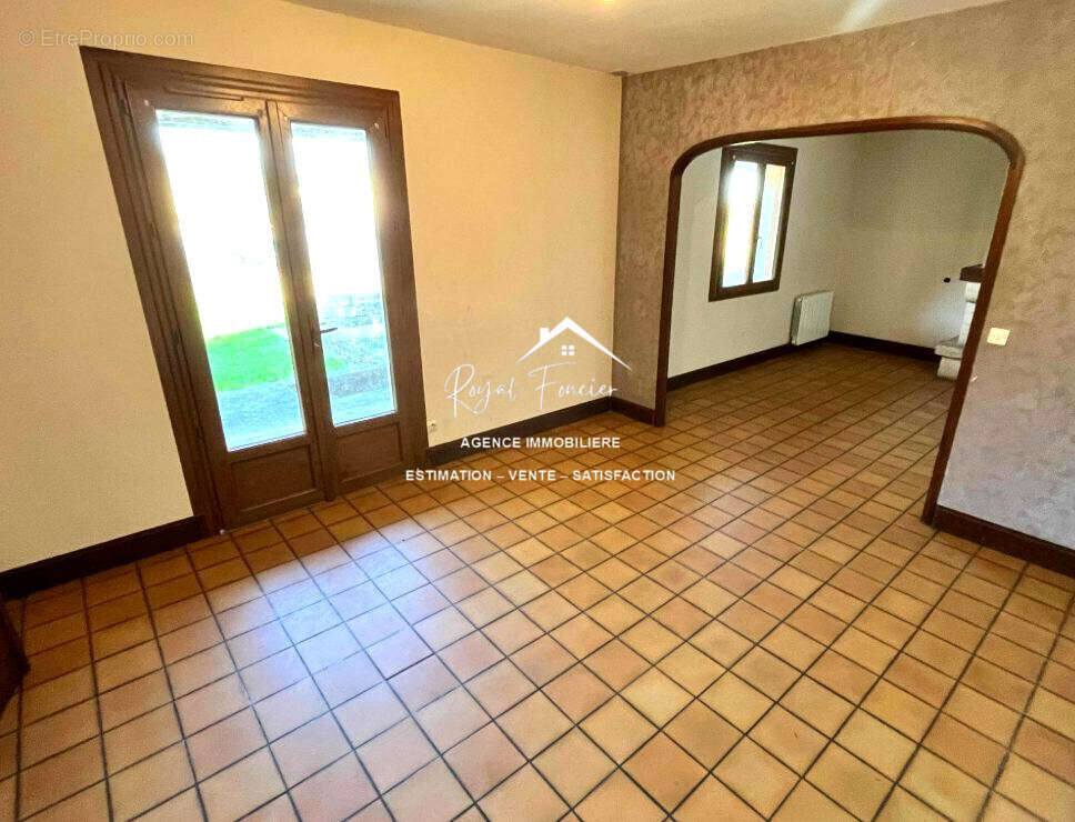 Séjour avec cheminée - Maison à VAUX-SUR-VIENNE