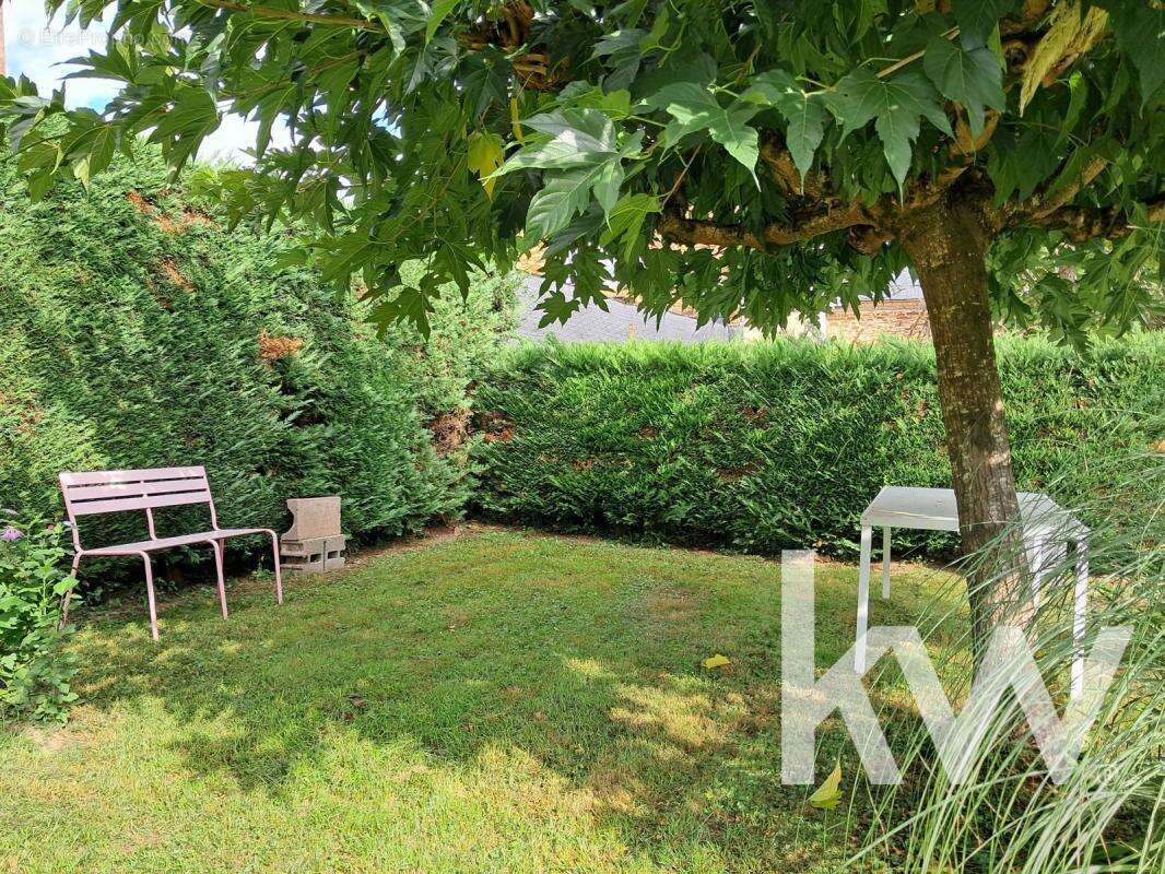 Maison à LAVAL-ROQUECEZIERE