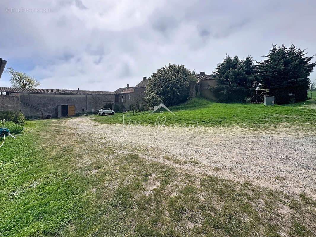 Maison à LES COSTES-GOZON