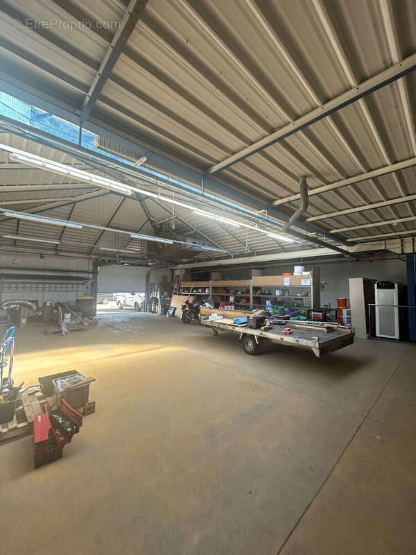 Ensemble d' entrepôts et locaux commerciaux 900m² à vendre - photo 3
