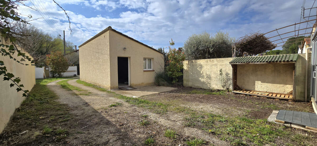 Maison à ENTRAIGUES-SUR-LA-SORGUE