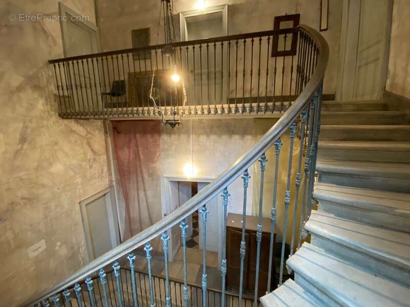 Commerce à LA ROQUE-SUR-CEZE