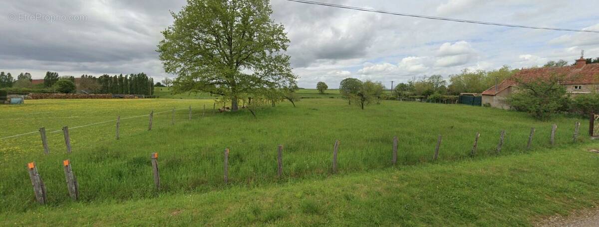 Terrain à COURCELLES-LES-SEMUR