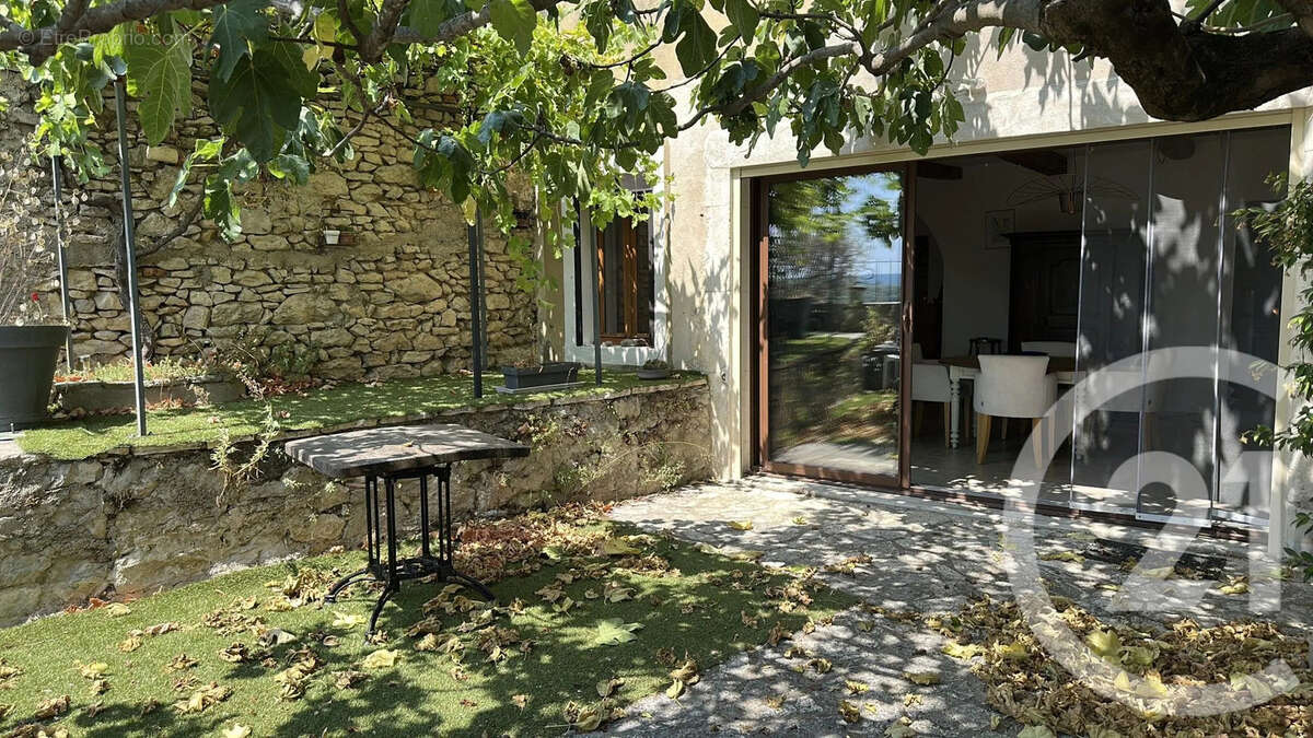Maison à LUSSAN
