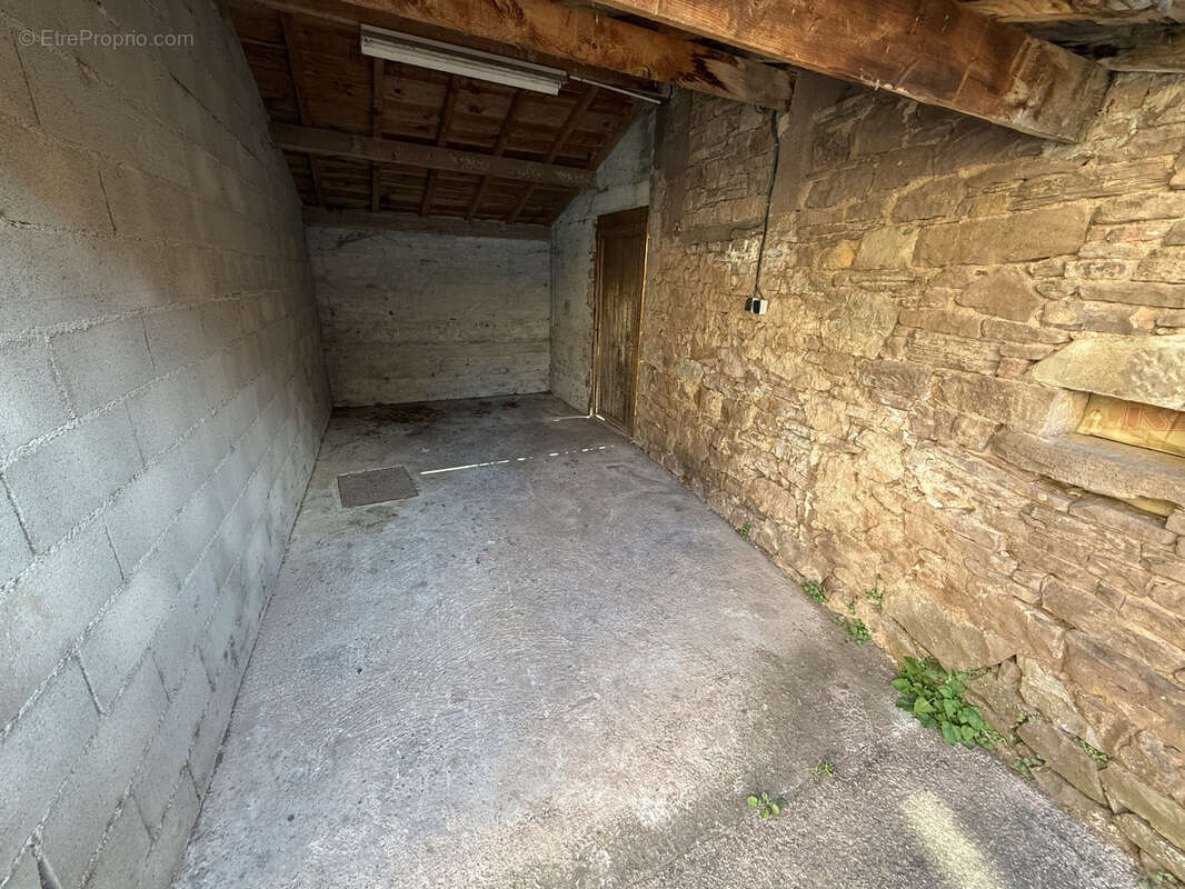 Maison à SAINT-VICTOR-ET-MELVIEU