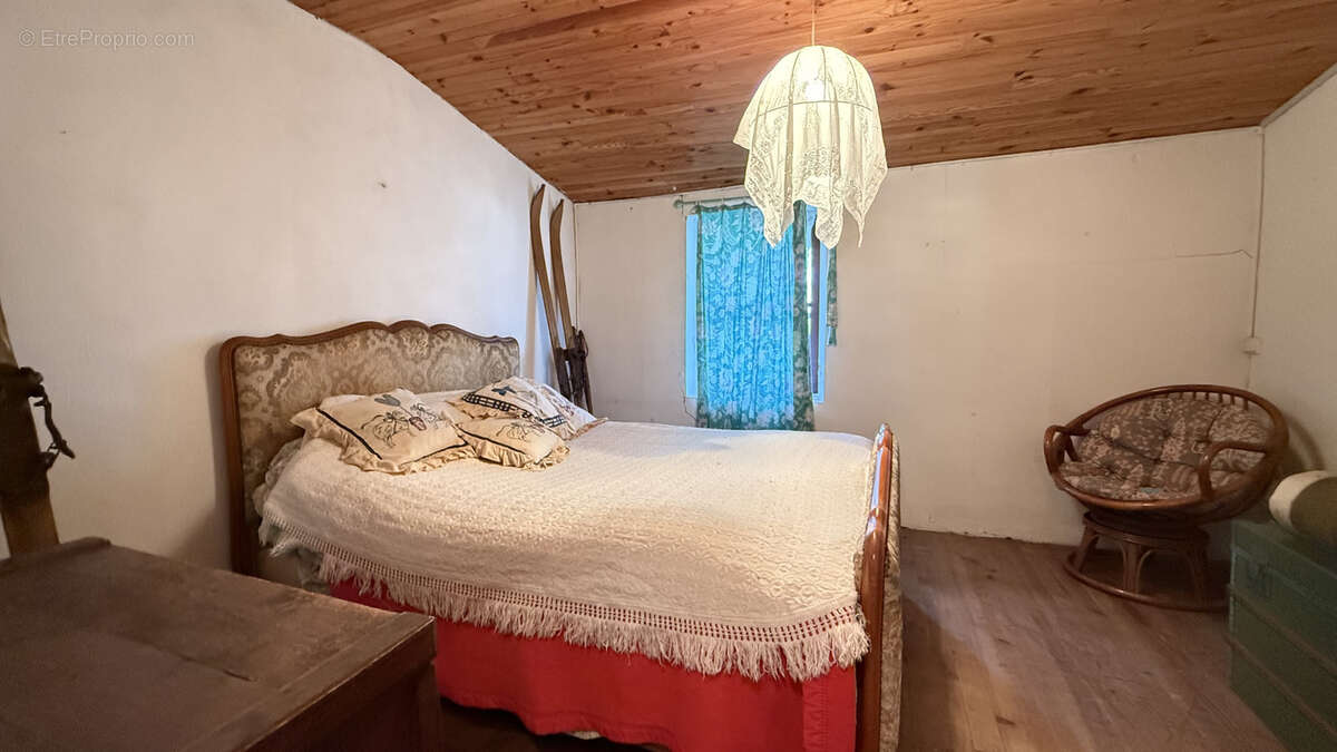 Maison de campagne familiale à rénover entièrement avec grand terrain et dépendances - photo 16