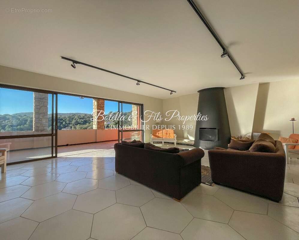 Maison à LA ROQUE-SUR-CEZE