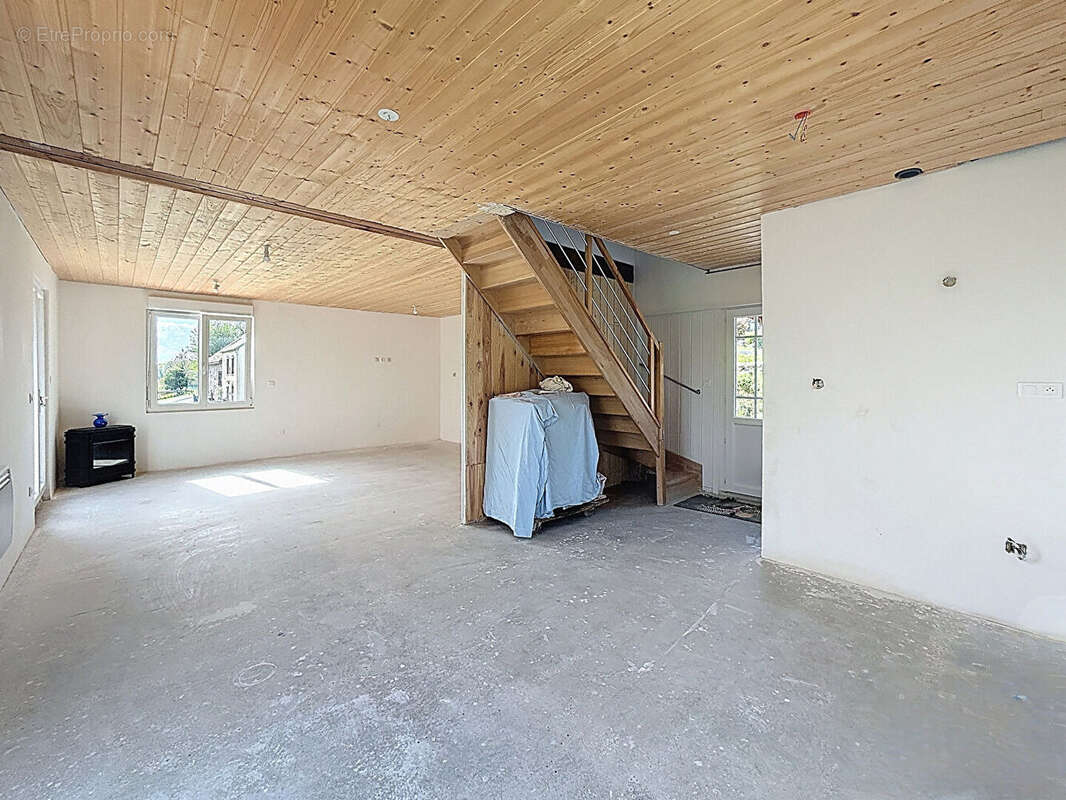 Maison à SAINT-ETIENNE-DE-FURSAC