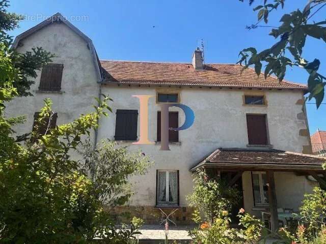 Maison à POUILLY-SOUS-CHARLIEU