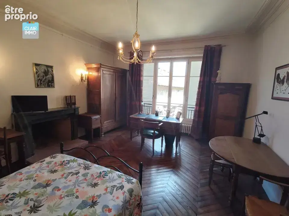 A MACON EN BOURGOGNE APPARTEMENT 8 PIECES DE 217 M² AVEC
