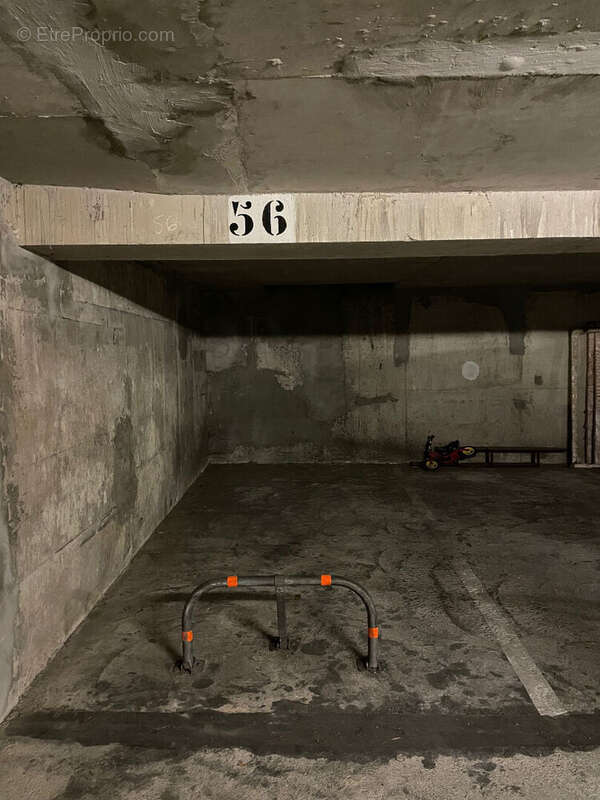 Parking à PARIS-11E