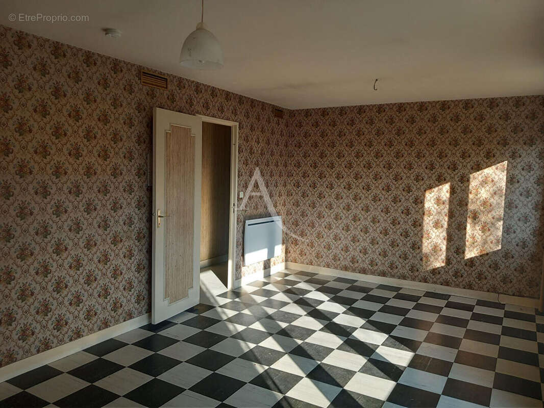 Maison à SAINT-DENIS-DE-L'HOTEL