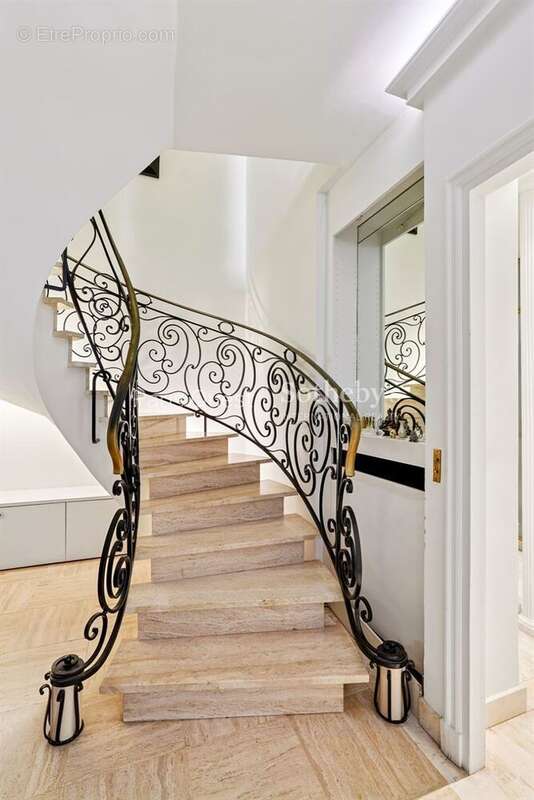 Appartement à NEUILLY-SUR-SEINE