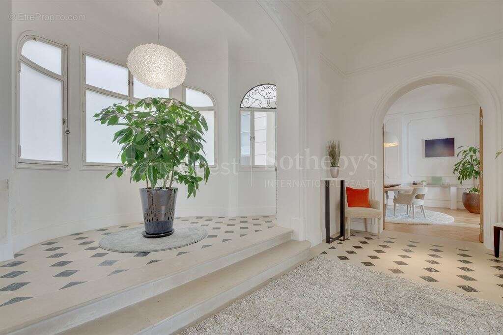 Appartement à PARIS-16E