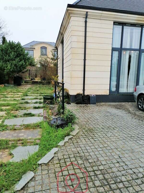 Maison à MANDRES-LES-ROSES