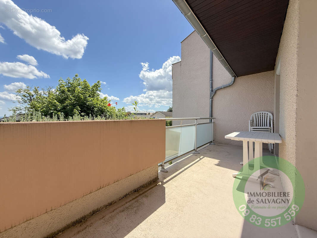 Appartement à LA TOUR-DE-SALVAGNY
