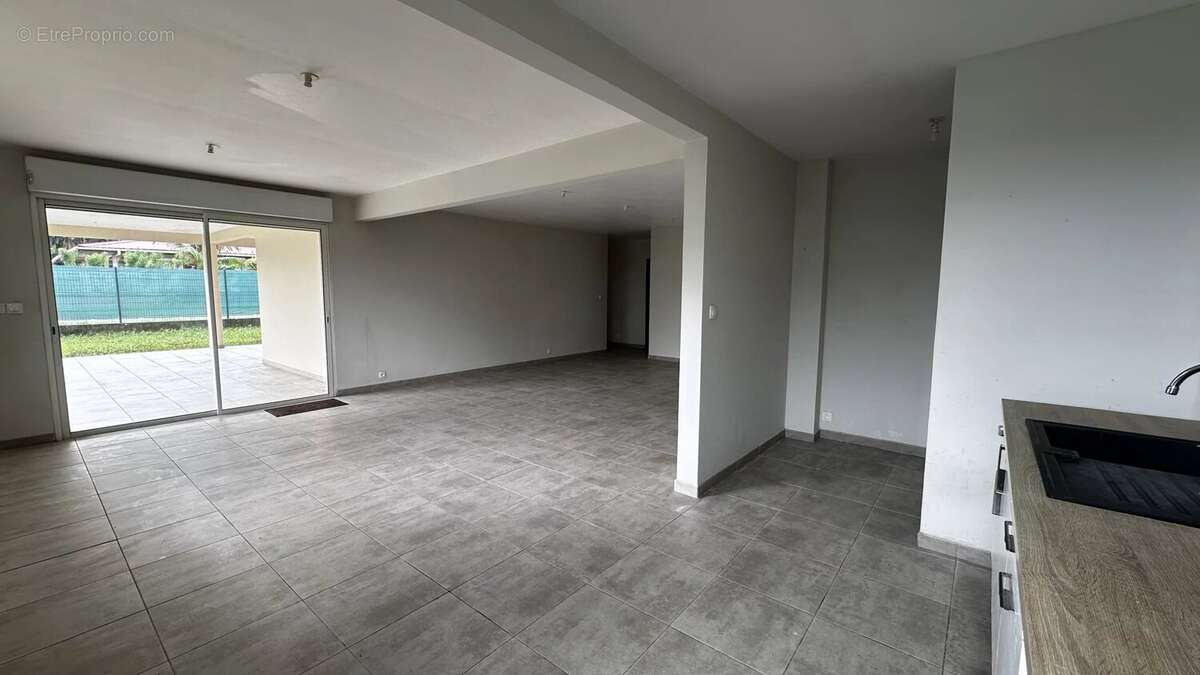 Appartement à REMIRE-MONTJOLY