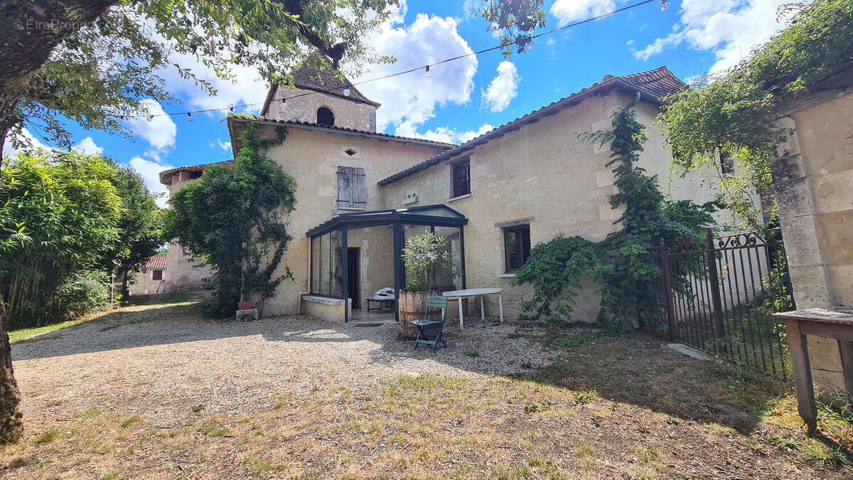Jolie maison de village. 4 chambres, jardin clos, piscine. Proche Aubeterre. - photo 7