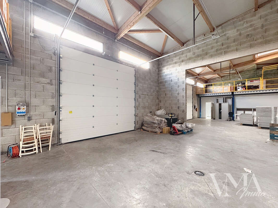 Local d'activité récent 347 m2 - Panissières (42) - 530 000 € - photo 7