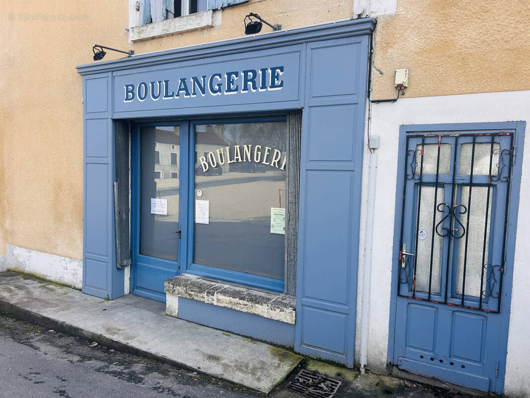 Commerce à MONTREM
