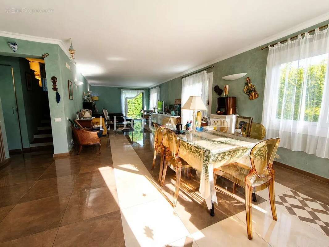 Villa indépendante à vendre, en excellent état avec piscine, jardin plat et vaste parking extérieur - photo 3