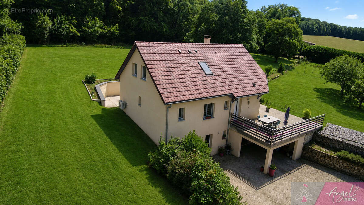 Maison romange sur terrain de 2427 m2 - photo 7