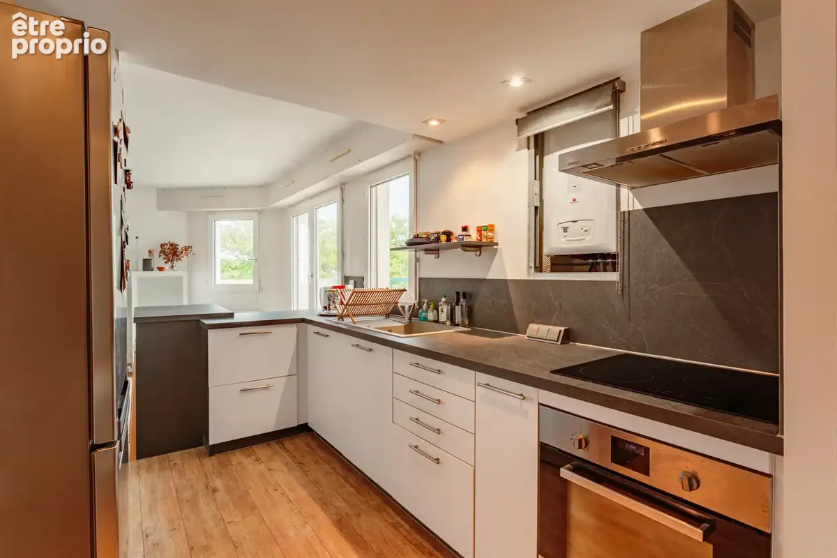 À vendre   Spacieux T2 avec grande terrasse, cave et place de parking à deux pas de l’océan - photo 2