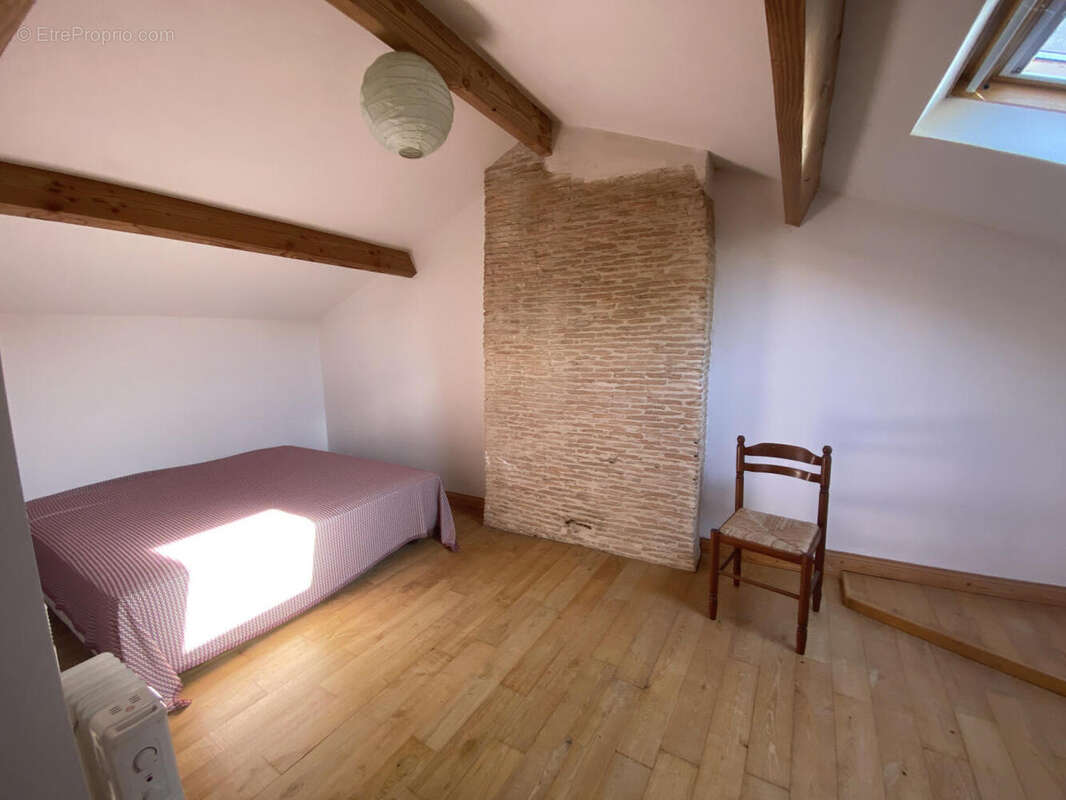 ch 1 etage - Maison à MONTMOREAU-SAINT-CYBARD