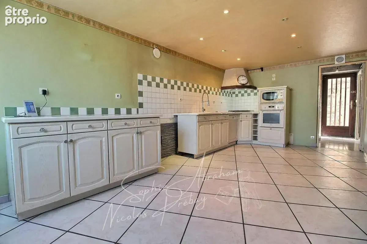 Maison en pierres avec cour close de murs, 3 chambres, dépendances - photo 3