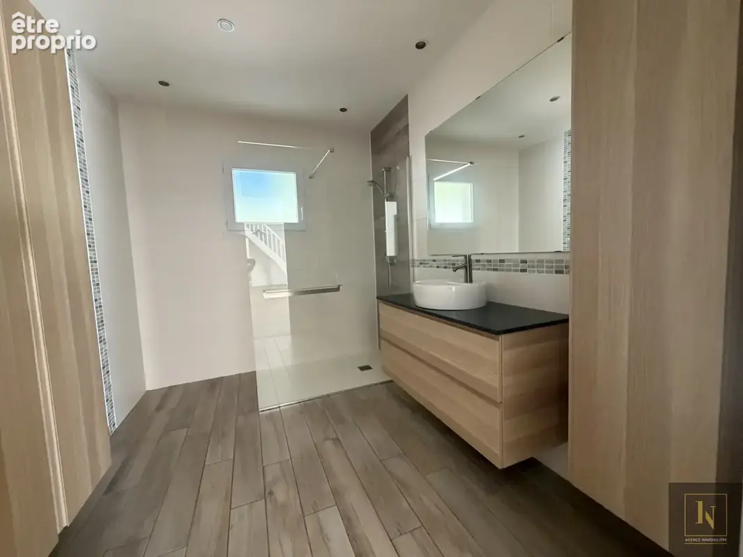 PORNIC, au calme et sur terrain de 2000 m2, maison non mitoyenne de 220 m2 avec vie de plain pied - photo 9