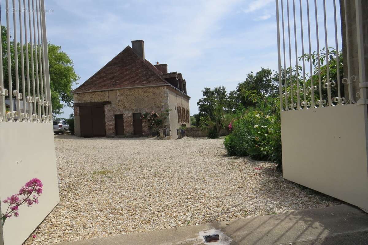 Prieuré de caractère  7 pièces proche Blois   vue dominante  3 minutes du lac , du golf , idéal maison secondaire - photo 3
