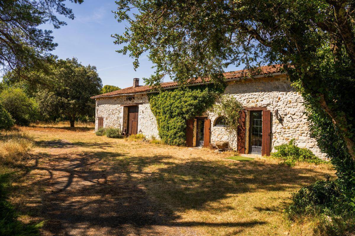 Maison à LUSSAS-ET-NONTRONNEAU