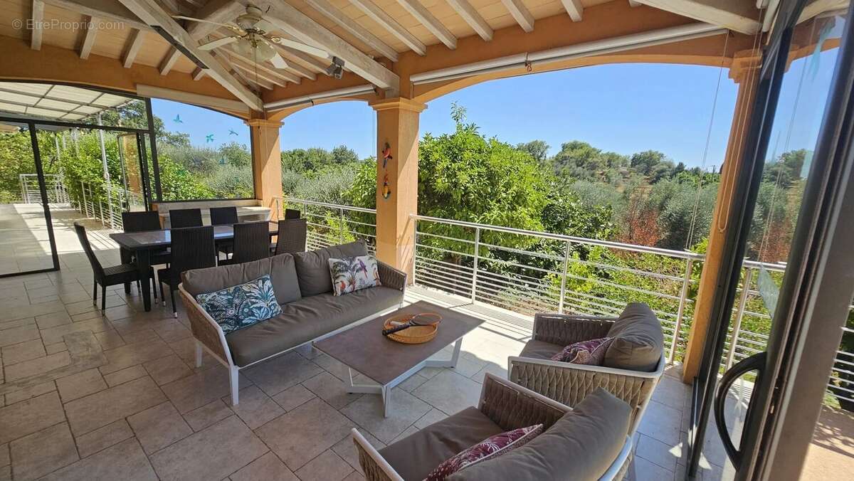 Maison à CHATEAUNEUF-GRASSE