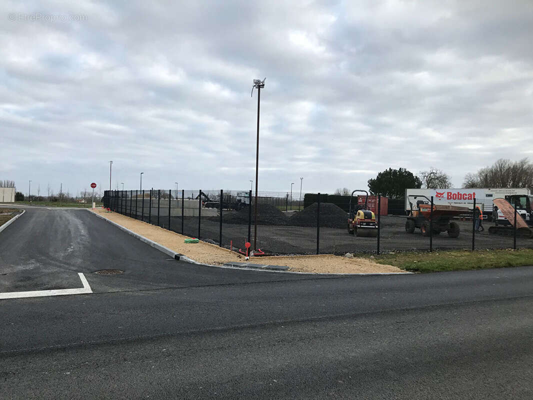 Terrain à VENDEUVRE-DU-POITOU