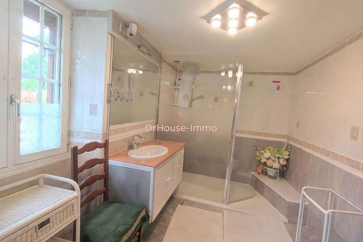 Maison 132 m² à Oradour-Fanais  - photo 8