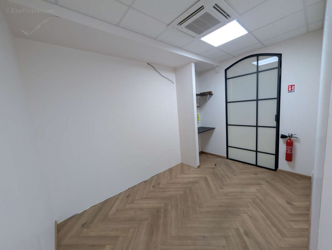 Vente local commercial 150m2 - photo 6