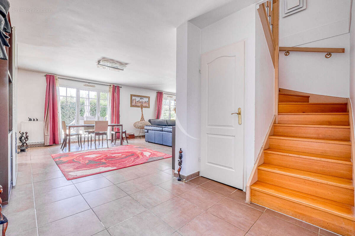 Bailly-Romainvilliers :  Maison familiale de 160 m², terrain 887 m², vue lac - photo 10