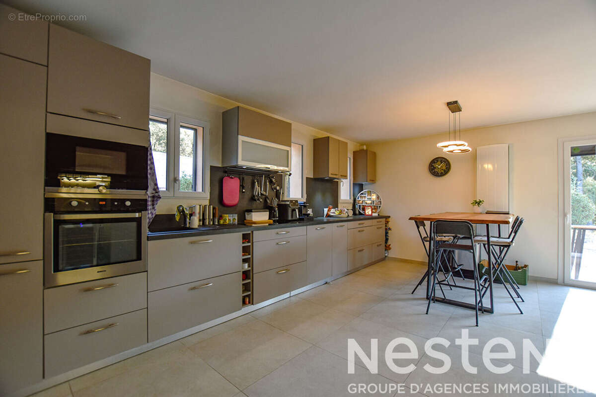 A vendre à LORGUES - Propriété familiale 6 chambres au coeur d'un environnement privilégié avec PISCINE - photo 3