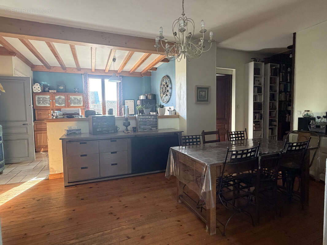 Maison familiale rénovée avec jardin - Le Chambon-Feugerolles - photo 11