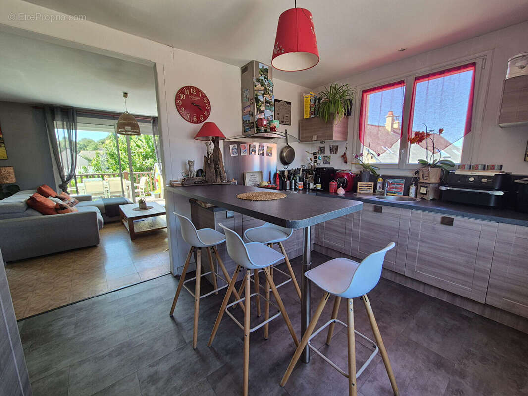 Superbe pavillon avec terrasse surélevée à deux pas du bourg ! - photo 7
