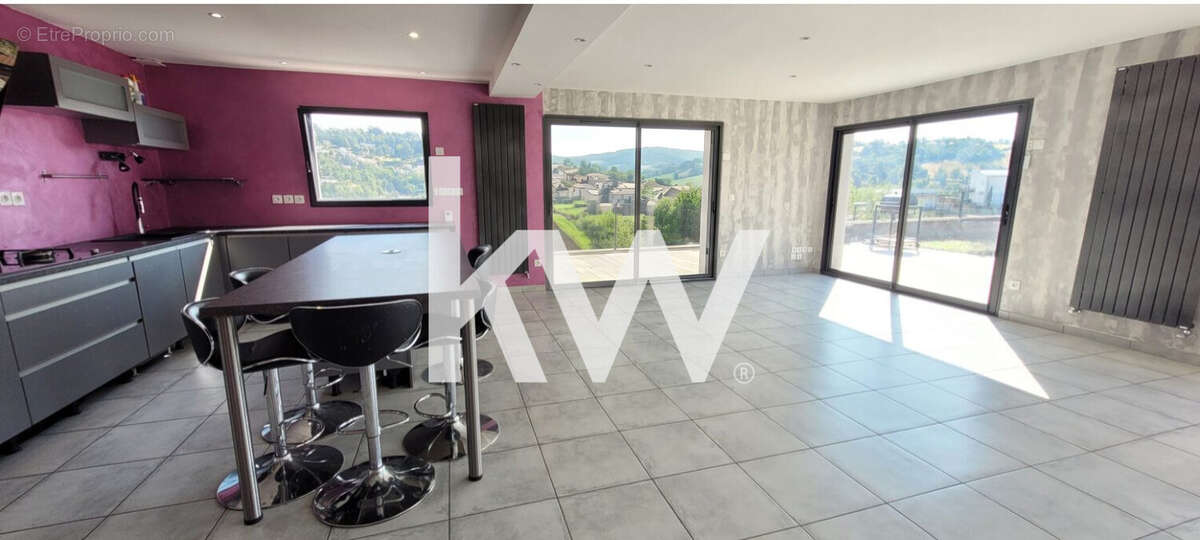 Maison 155 m² à Saint-Genest-Lerpt  - photo 3
