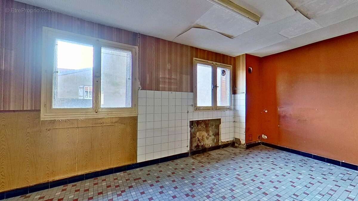 Lunéville centre : Appartement T4 à renover avec un lot de cave - Visite virtuelle sur demande - photo 3