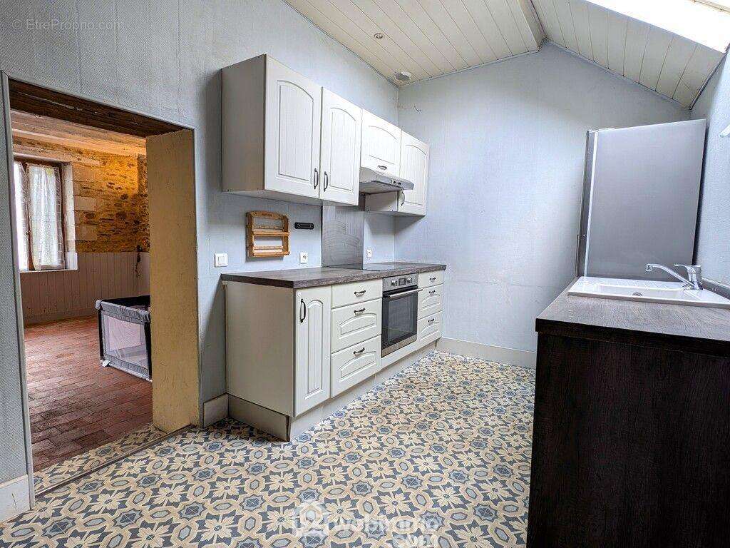 ...on accède d&#039;un coté à la cuisine aménagée et équipée... - Maison à CHERRE