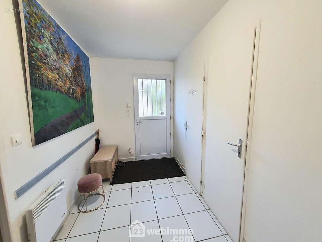 Un entrée spacieuse avec son placards. - Maison à DAMMARIE-LES-LYS