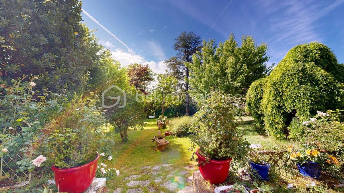 Une maison de caractère avec piscine intérieur au cœur d’un environnement paisible - photo 26