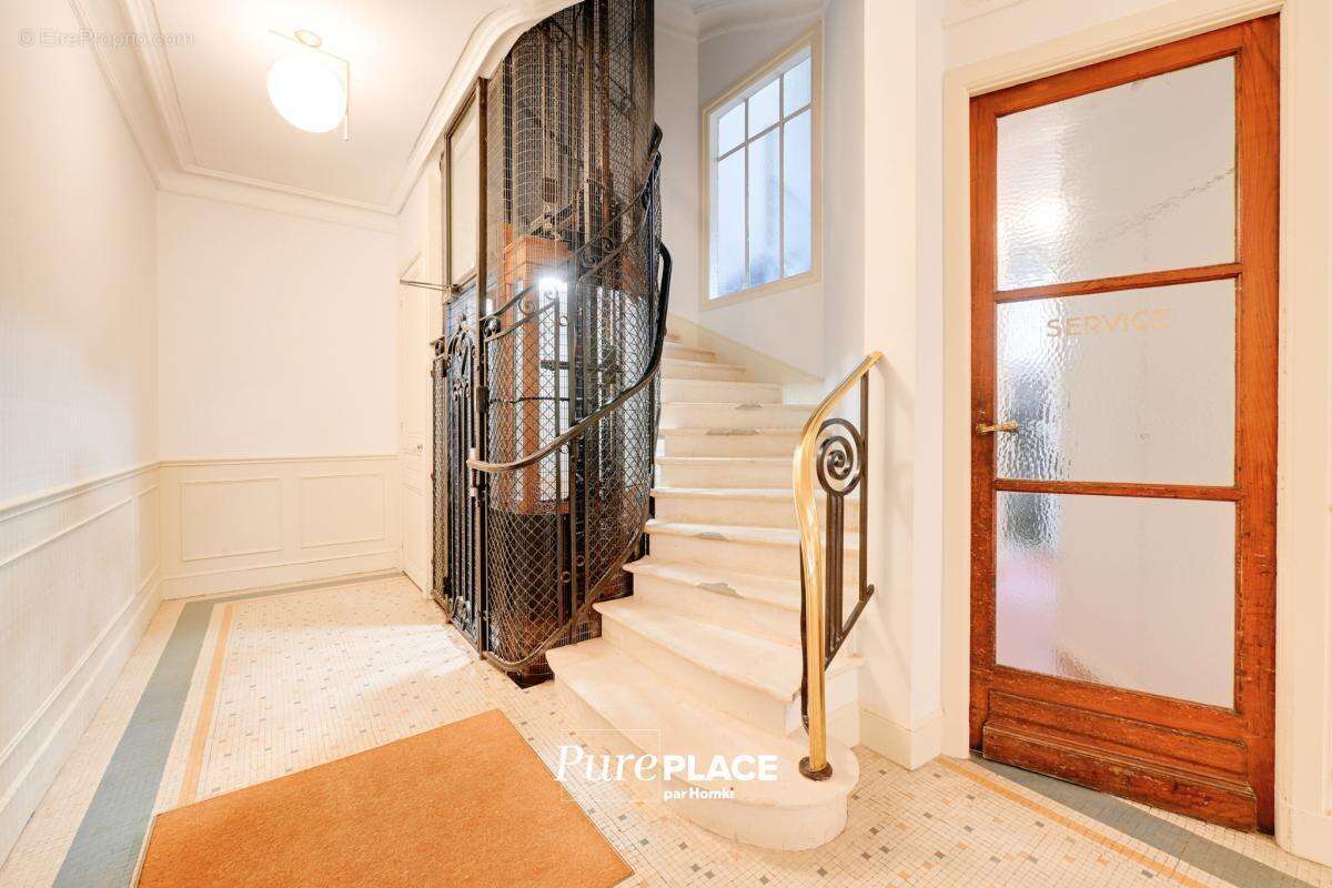 Appartement à PARIS-16E