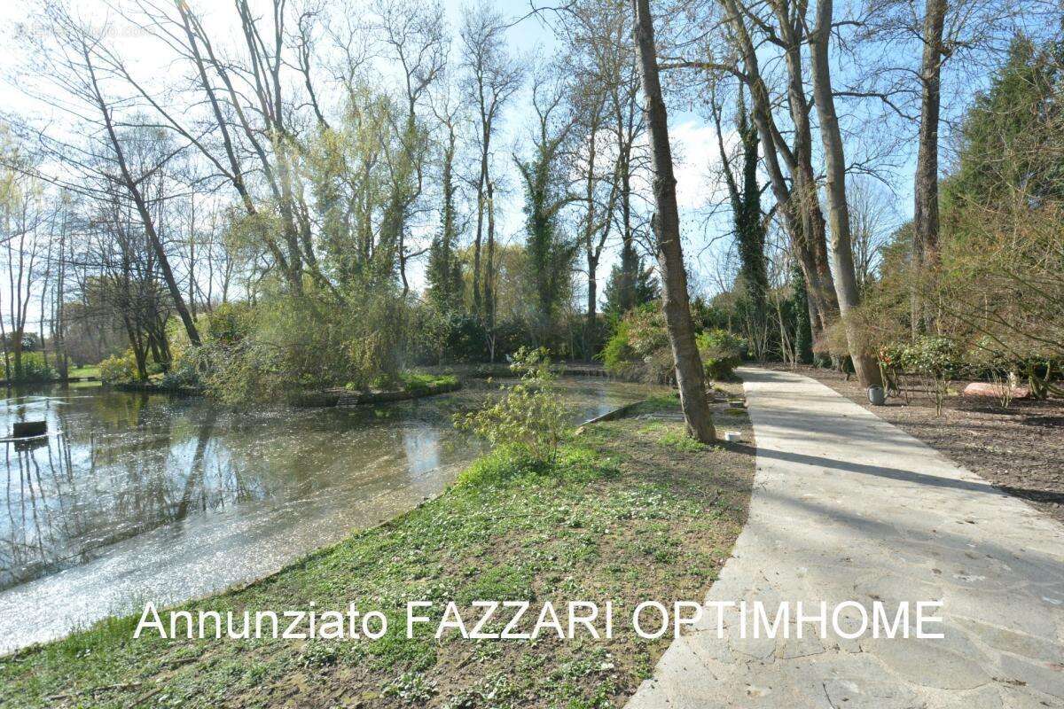 Au cœur d’un domaine clos de 1,5 hectare, ce moulin rénové offre un cadre unique entre étang, rivière et nature préservée - photo 26