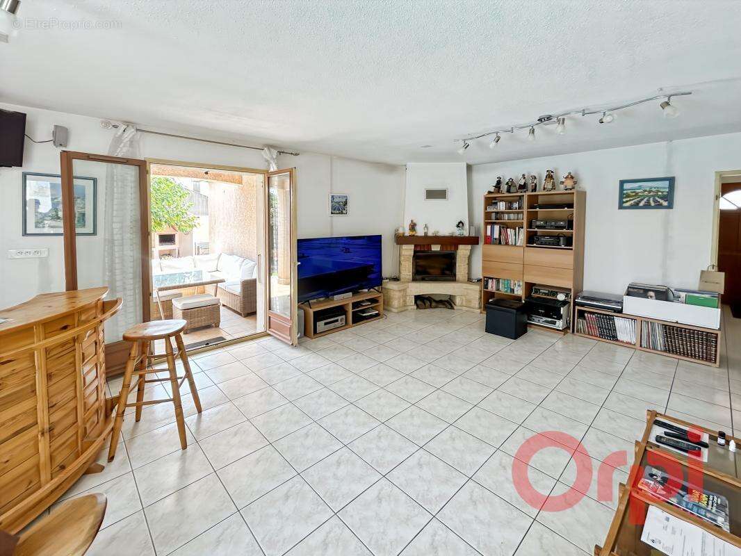 À Vendre : Villa familiale de plain-pied avec piscine, garage et grand jardin à Sauvian - photo 4